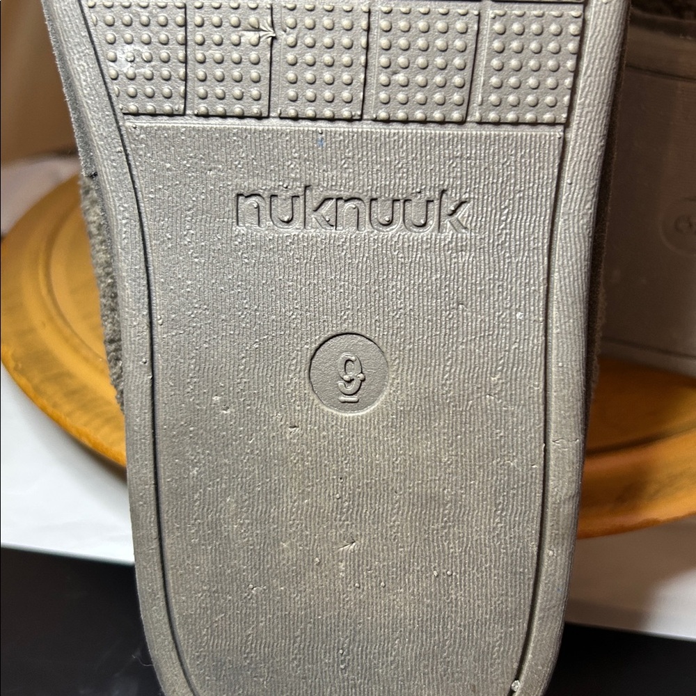 Nuknuuk Men's Leather Slipper Grey Sheepskin Insole Size 9 comfy cozy - Picture 8 of 9
